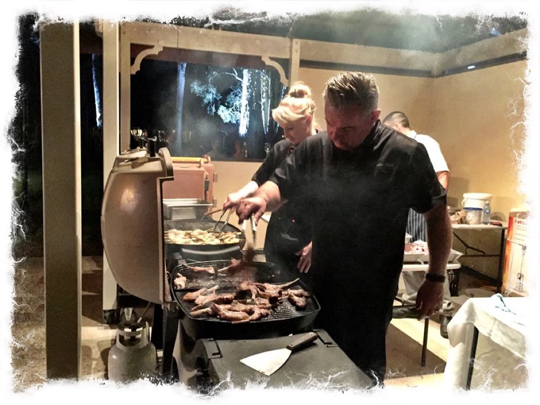 Chargrilled sausages and meats sizzling on the BBQ — Garnishes BBQ catering