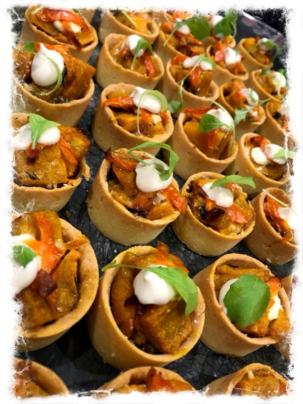 Pumpkin and goat's cheese tartlet with caramelised onion — Garnishes celebration canapés
