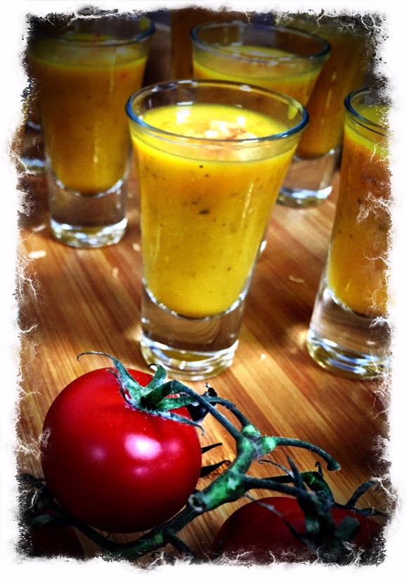 Platter of hand-made celebration canapés attractively garnished — Garnishes catering