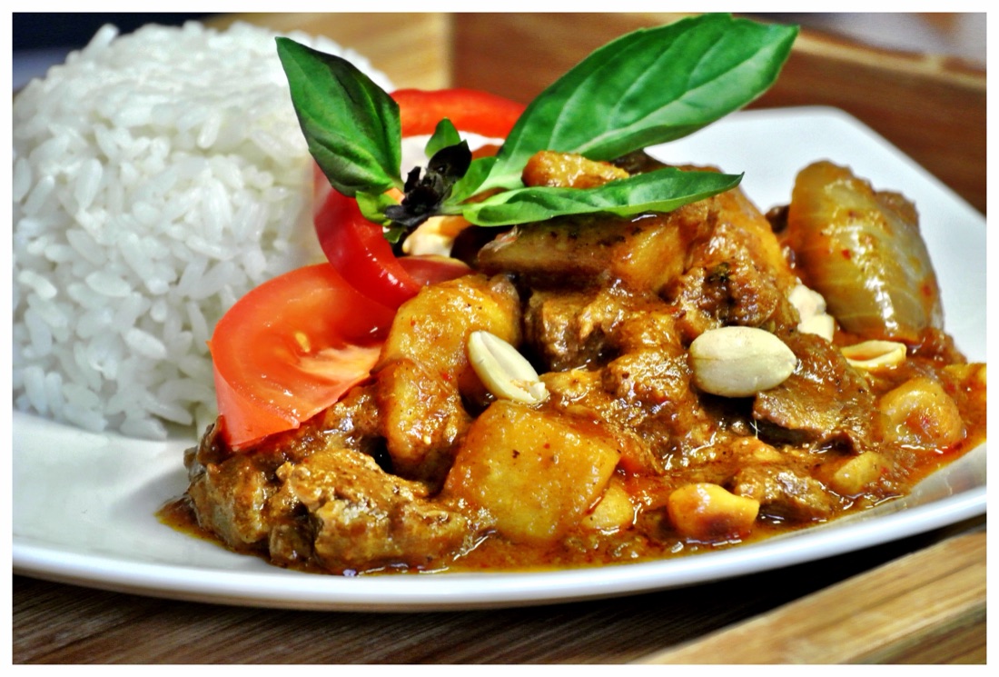 Hot noodle box curry garnished and ready to serve — Garnishes celebration canapés