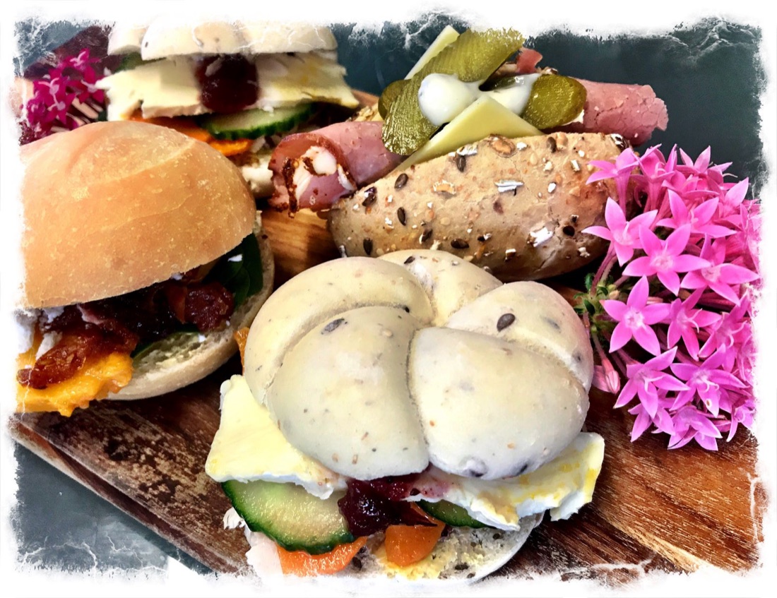 Rustic gourmet mini rolls filled with fresh salad and cold meats — Garnishes working lunch catering